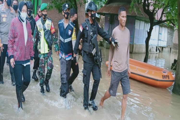 Mensos, Tri Rismaharini rela menerobos genangan banjir di Kabupaten Bima untuk memastikan kebutuhan dasar warga terdampak terpenuhi.