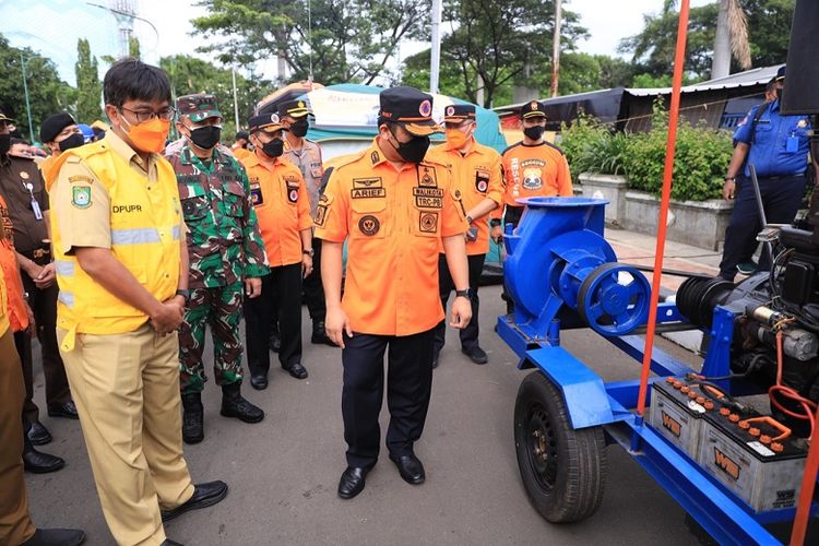 Wali Kota Tangerang Arief Rachadiono Wismansyah saat melakukan tindakan antisipasi bencana yang disebabkan musim hujan. 