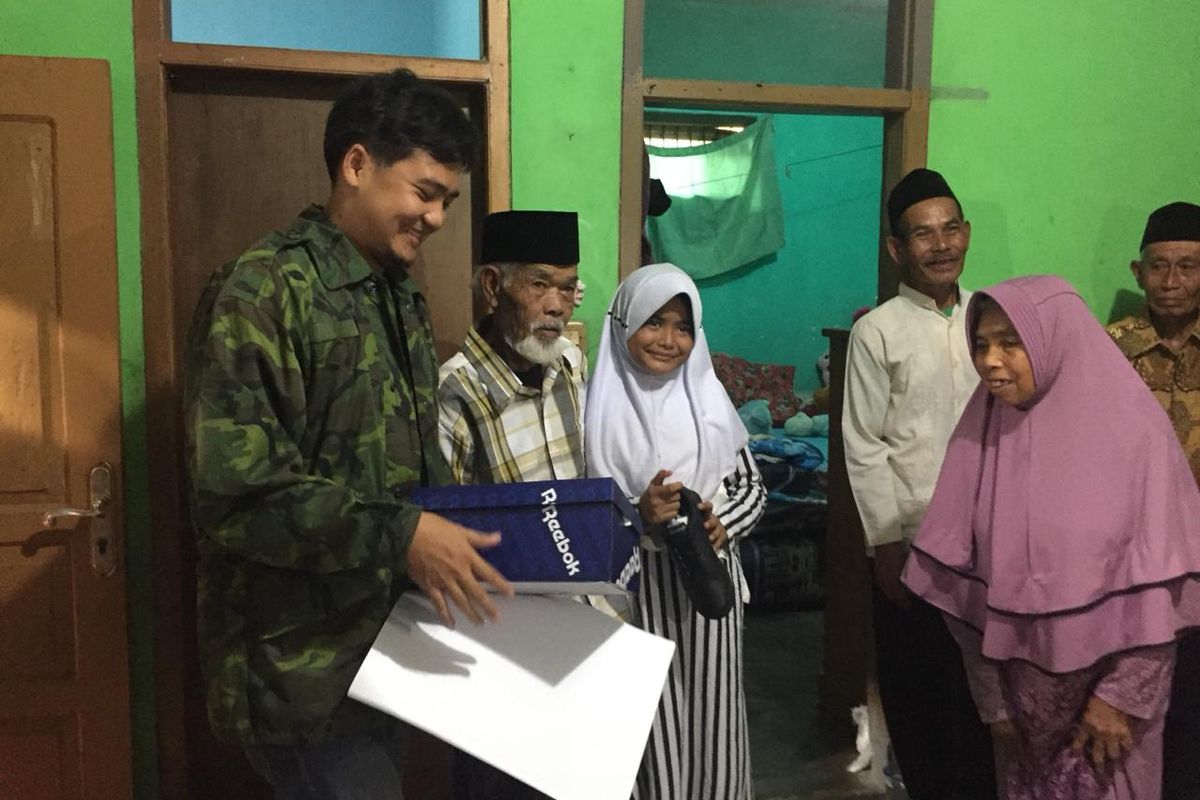 Suasana penyerahan bantuan oleh Jabar Quick Response dari hasil penggalangan dana Ahmad Suhendar melalui situs Kitabisa.com kepada keluarga Nabila di Kampung Cibodas, Desa Pangauban, Kecamatan Batujajar, Kabupaten Bandung, Kamis (25/4/19).