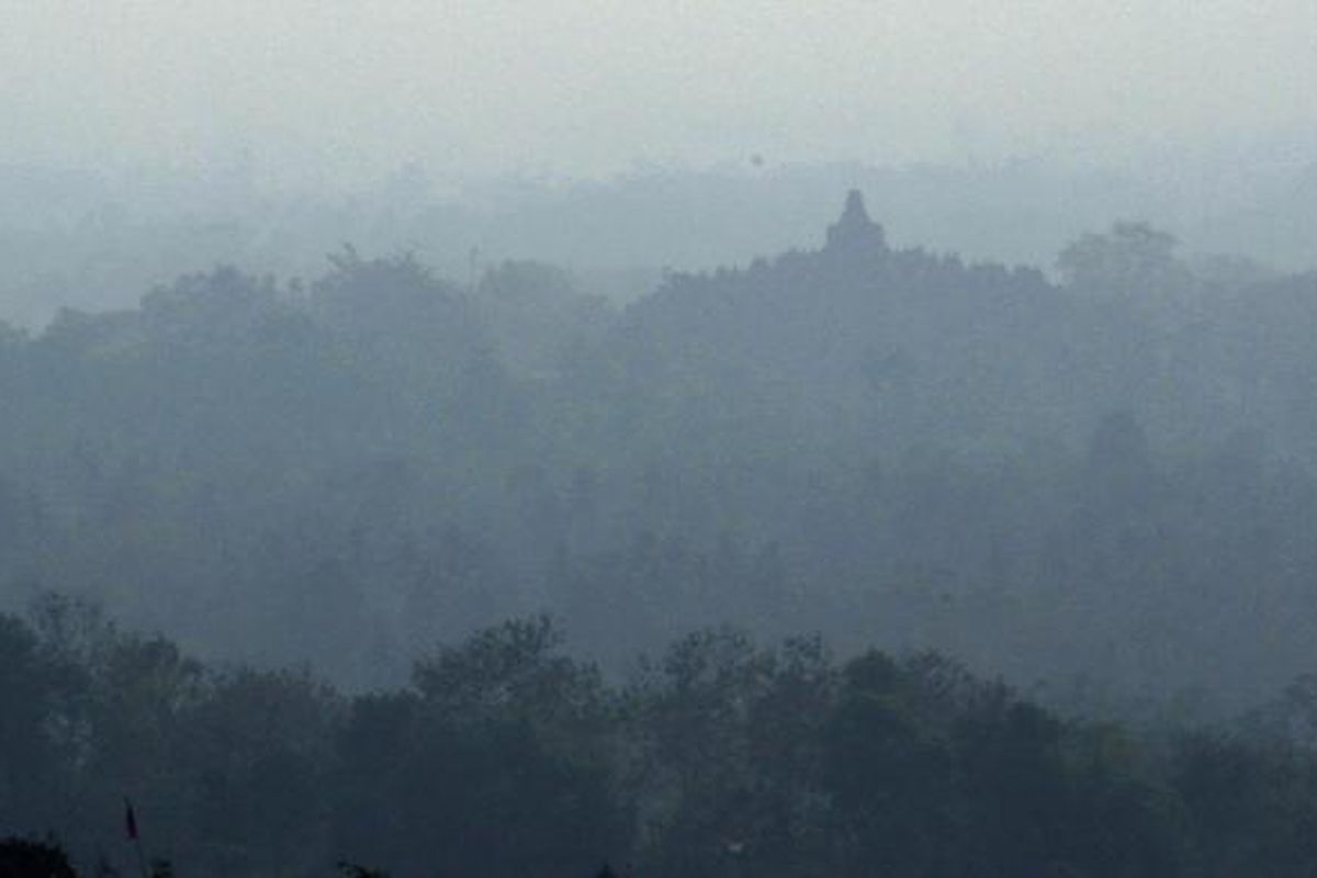 Pemandangan dari menara Gereja Ayam di Bukit Menoreh, Magelang, Jawa Tengah. Nampak bangunan Candi Borobudur di kejauhan.