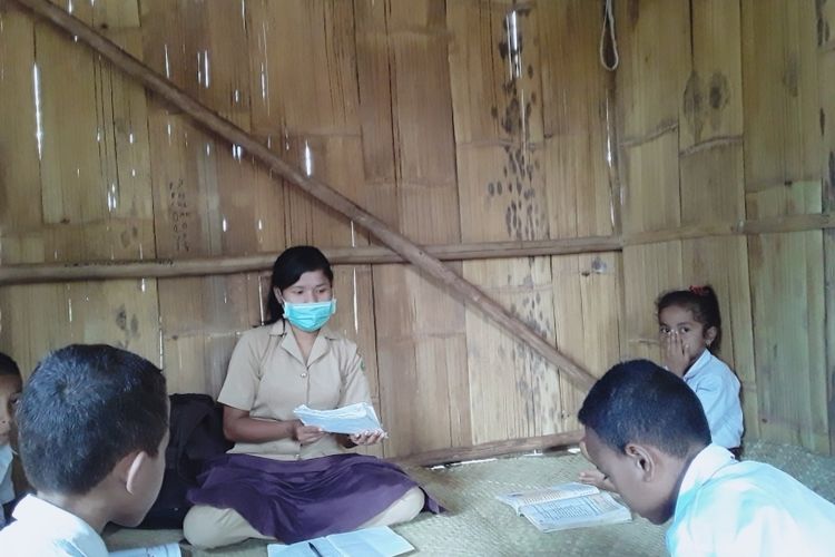 Elivina Nawu sedang membimbing murid-muridnya di kampung pedalaman selama masa belajar di rumah. 