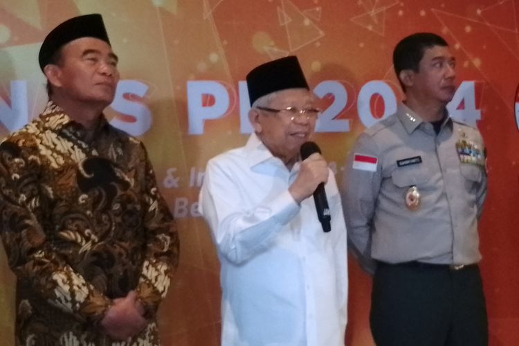 Wakil Presiden Ma'ruf Amin (tengah) pada kegiatan Rakornas BNPB di Hotel Pullman, Kota Bandung, Jawa Barat, Rabu (24/4/2024).
