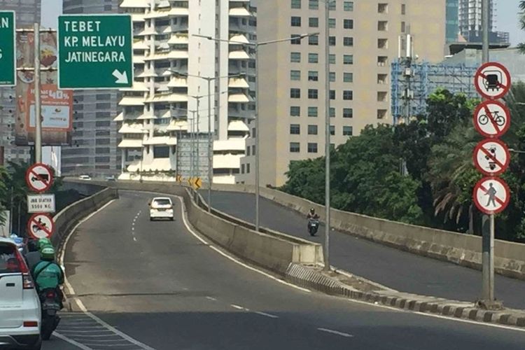 Pengendara sepeda motor terlihat masih melintasi jalan layang non tol (JLNT) Casablanca, Jakarta Selatan, Rabu (12/6/2018).
