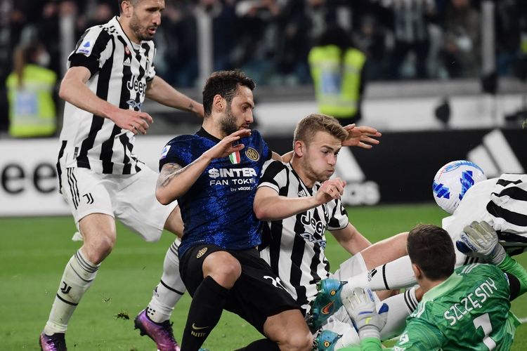 Giorgio Chiellini, Hakan Calhanoglu, Matthijs De Ligt, Danilo, dan Wojciech Szczesny berebut bola dalam pertandingan Juventus vs Inter Milan pada pekan ke-31 Liga Italia 2021-2022 di Stadion Allianz, Senin (4/4/2022). 