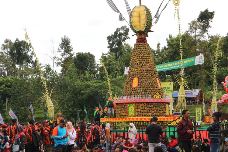 Penampakan tumpeng raksasa berisi 2020 buah durian sebelum dibagikan kepada pengunjung pada hajatan Kenduri Durian Wonosalam, Minggu (8/3/2020). Kenduri Durian Wonosalam digelar di lapangan Kecamatan Wonosalam, Kabupaten Jombang, Jawa Timur.