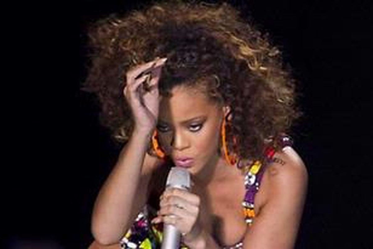 Rihanna tampil di Stadion Gelredome,  Arnhem, Belanda, 9 November 2011. 