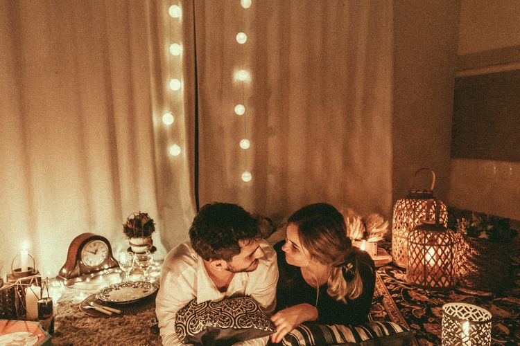 Ilustrasi merayakan Hari Valentine bersama pasangan di rumah.