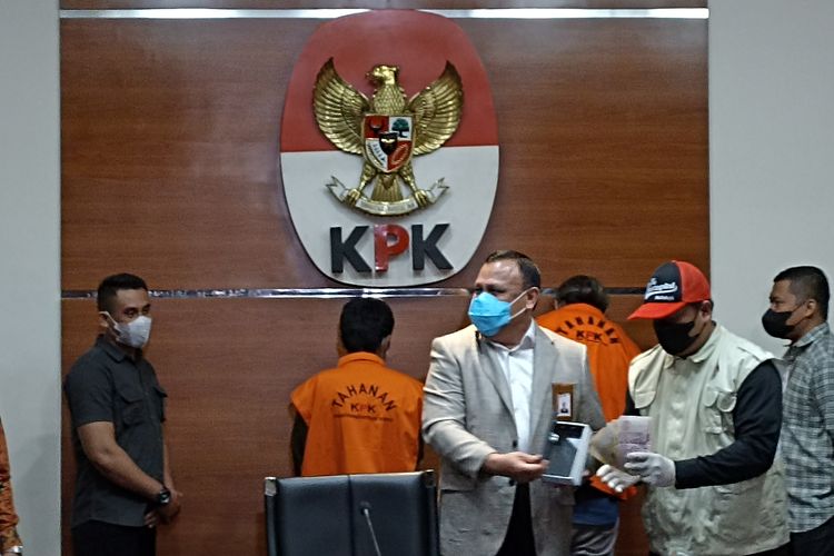 KPK menunjukkan barang bukti terkait suap pengurusan perkara di Mahkamah Agung, Jumat (23/9/2022)