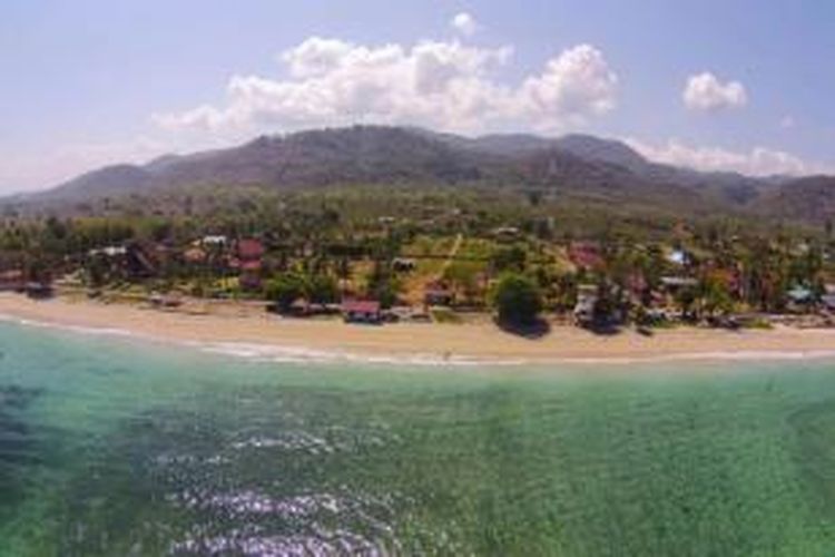 Pantai Lakey di Kabupaten Dompu, Nusa Tenggara Barat, Rabu (27/8/2014). Pantai ini tersohor sebagai kawasan surfing terbaik dan unik di dunia. Keunikannya yaitu ombaknya menyapu du arah yaitu ke kiri dan ke kanan. Arah ombak ke kiri inilah yang tidak biasa dijumpai di dunia.