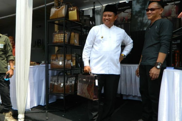 Wakil Gubernur Jawa Barat Uu Ruzhanul Ulum saat hadir dalam acara Bambu Festival Vaganza di Gedung Sate, Jalan Diponegoro, Rabu (27/11/2019).