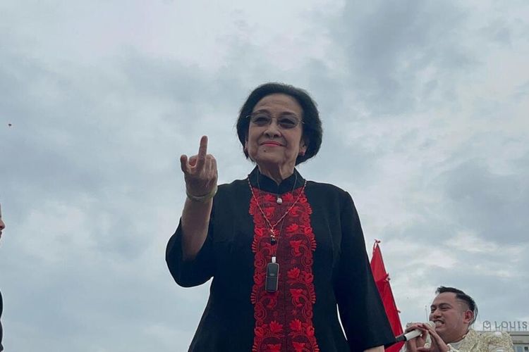 Ketua Umum PDI Perjuangan Megawati Soekarnoputri berduet dengan Nassar saat kampanye akbar di Simpang Lima Semarang, Sabtu (10/2/2024).