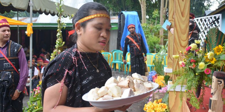 Seorang perempuan Langa, Kecamatan Bajawa, Kabupaten Ngada, Flores, NTT, Selasa (15/1/2019) sedang mengantar makanan tradisional uwi atau ubi kepada masyarakat yang ikut Ritual Reba. 