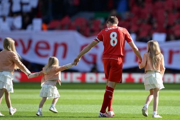 Steven Gerrard masuk ke lapangan bersama ketiga anak perempuannya, yaitu Lilly-Ella, Lexie, dan Lourdes, Sabtu (16/5/2015).