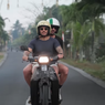 Sahabat Chris Hemsworth Keliling Bali Pakai Bebek Honda Astrea Prima