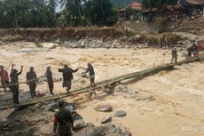 Warga 4 Desa di Bogor Bertaruh Nyawa Seberangi Banjir dengan Jembatan Bambu Selebar 50 Cm