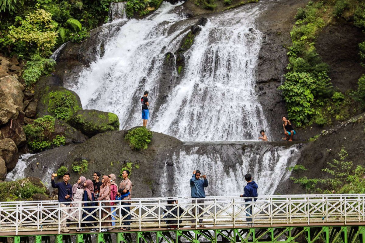 Wisatawan saat berada di Curug Bajing di kawasan Petungkriyono, Pekalongan, Jawa Tengah, Sabtu (14/10/2020).