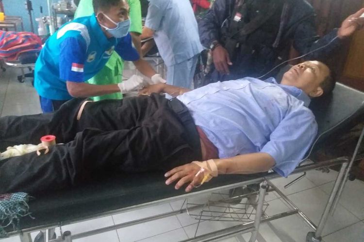 Dosen Universitas Gajah Mada (UGM) Bambang Purwoko saat mendapatkan tindakan medis usai ditertembak, Jumat (9/10/2020)