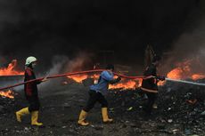 Gudang Plastik di Palembang Terbakar Hebat, Tiga Alat Berat Hangus
