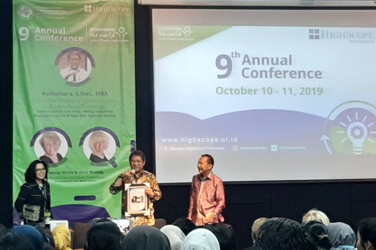 Menteri Komunikasi dan Informatika Rudiantara (tengah) saat tampil sebagai pembicara dalam Konferensi Tahunan ke-9 HighScope Indonesia pada Kamis (10/10/2019) di Sekolah HighScope Indonesia, Cilandak Barat, Jakarta Selatan.