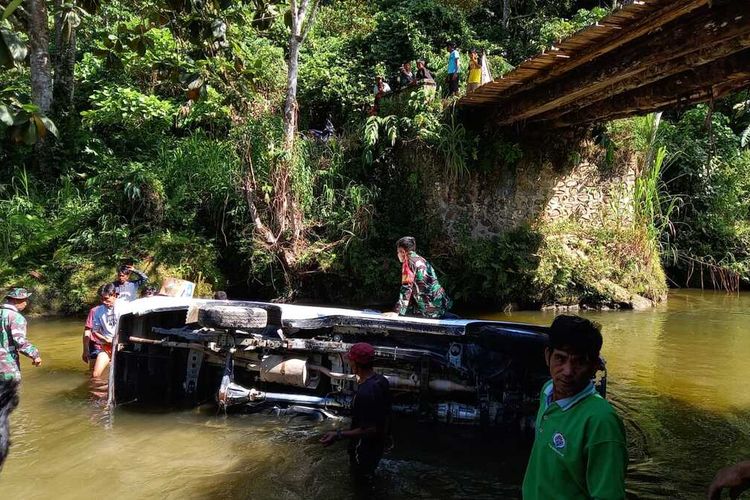Mobil Public Safety Center (PSC) milik Dinas Kesehatan Kabupaten Sigi, Sulawesi Tengah mengalami kecelakaan saat melintas di jembatan kayu, Senin (7/8/2023)