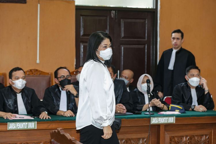 Terdakwa kasus dugaan pembunuhan berencana terhadap Nofriansyah Yosua Hutabarat atau Brigadir J, Putri Candrawathi menjalani sidang putusan di Pengadilan Negeri Jakarta Selatan, Senin (13/2/2023).