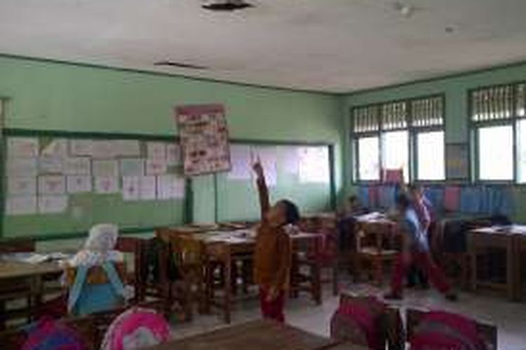 Sejumlah siswa menunjukan atap yang bocor di SDN Ciganda, Desa Semplak. Kecamatan Sukalartang, Sukabumi, Jawa Barat, Jumat (8/4/2016). 