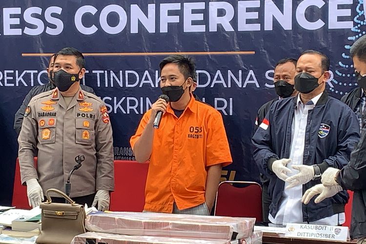 Tersangka kasus penipuan berkedok investasi Doni Salmanan meminta maaf atas perbuatannya dalam konferensi pers soal aset-aset yang disita polisi di Bareskrim Polri, Jakarta Selatan, Selasa (15/3/2022)