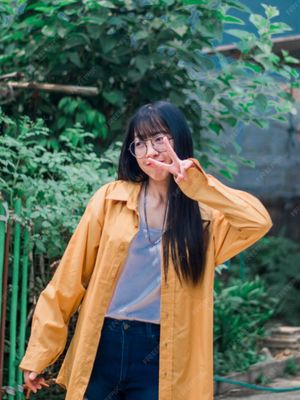 Tetap tampil keren saat langit mendung. Ini inspirasi outfit musim hujan yang nyaman, praktis, dan tetap stylish untuk menemani aktivitasmu seharian.