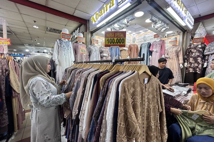 Pemburu Baju Lebaran Merasa Puas Belanja Langsung di Tanah Abang