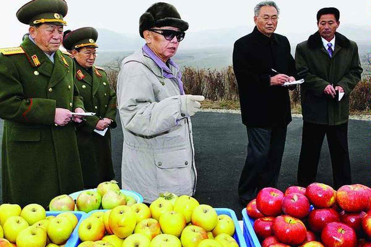 Tak disebutkan kapan gambar yang dirilis kantor berita Korea Utara pada hari Selasa (1/12) ini diambil. Pemimpin Korut Kim Jong Il (tengah) melakukan inspeksi di perkebunan buah-buahan Taedonggang, yang baru saja dibangun oleh Kementerian Keamanan Rakyat di daerah pinggiran kota Pyongyang. Korut hari Senin mulai menerapkan revaluasi mata uang wonnya.