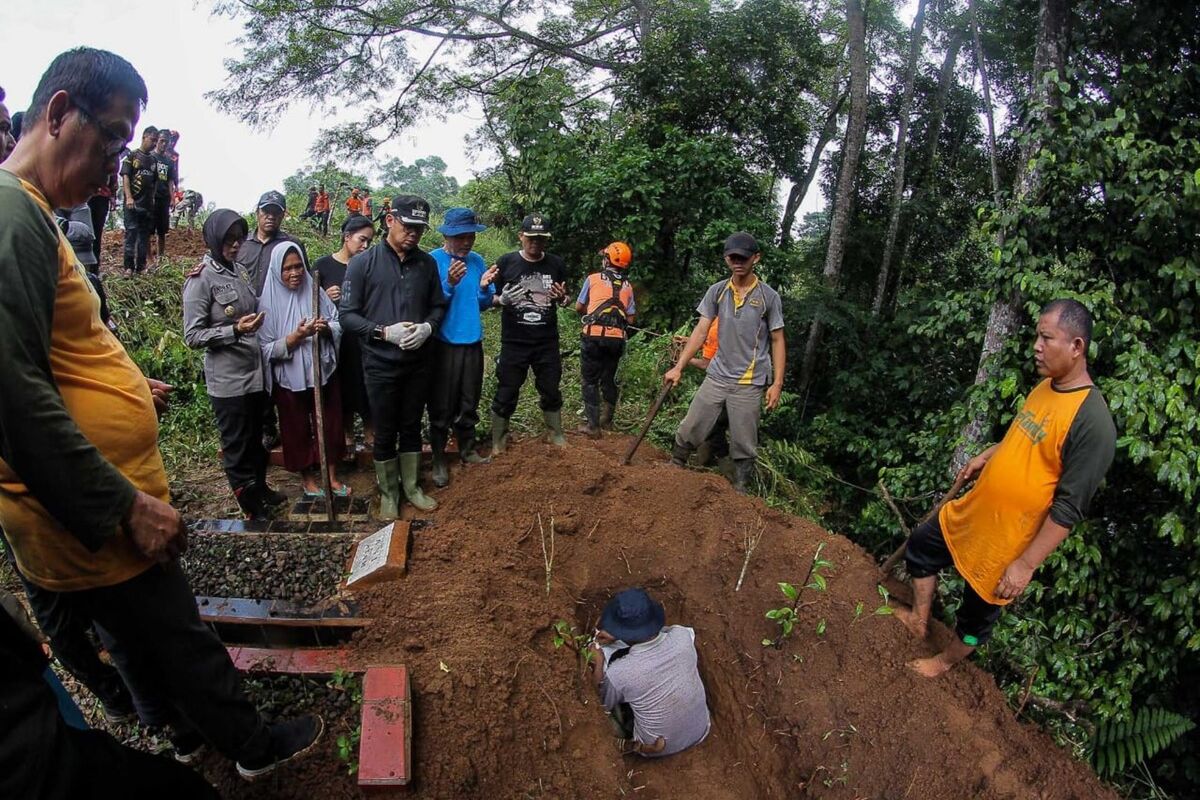 Sejumlah petugas sedang melakukan relokasi terhadap makam yang nyaris longsor di Kampung Nangerang, RT 03 RW 06, Kelurahan Ranggamekar, Kecamatan Bogor Selatan, Kota Bogor, Jumat (28/2/2020). Sebelumnya, Kamis (27/2/2020) beberapa makam di lokasi tersebut mengalami longsor, akibatnya belasan mayat yang dikubur di sana ikut hilang dan hanyut.