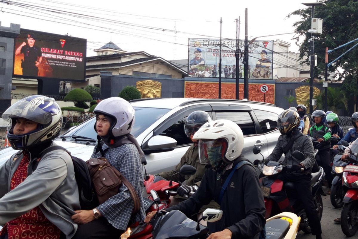 Jelang BTP bebas, lalu lintas di depan Mako Brimob, Kelapa Dua, Depok terpantau ramai lancar. Kamis (24/1/2019)