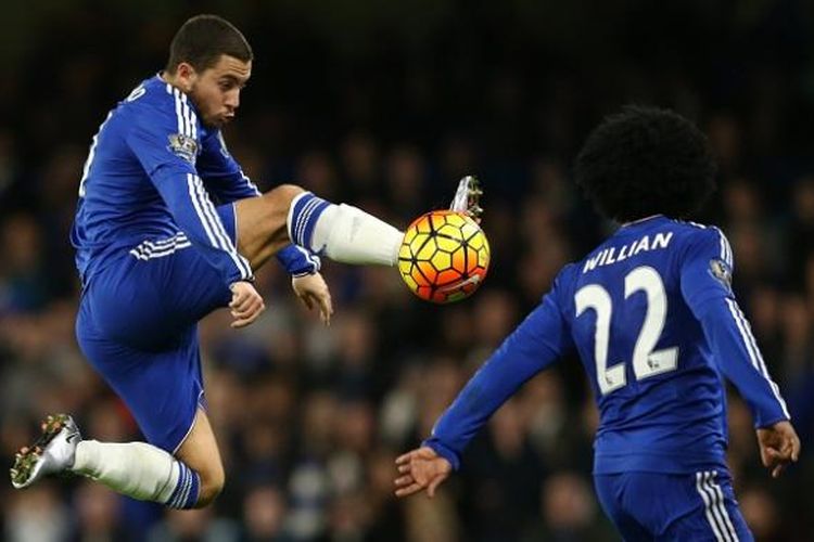 Gelandang Chelsea, Eden Hazard (kiri), berupaya mengontrol bola pada laga Premier League kontra Bournemouth di Stadion Stamford Bridge, Sabtu (5/12/2015) waktu setempat.