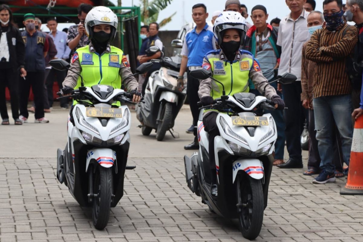 Polwan yang sedang memberikan edukasi  keselamatan berkendara