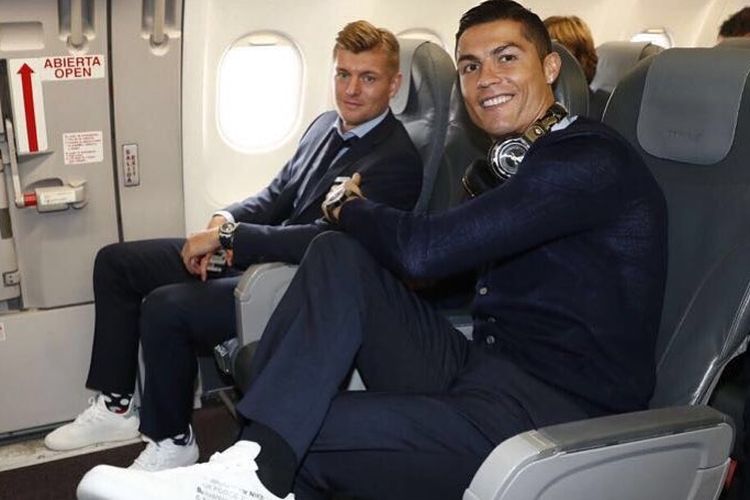 Gaya Cristiano Ronaldo naik pesawat