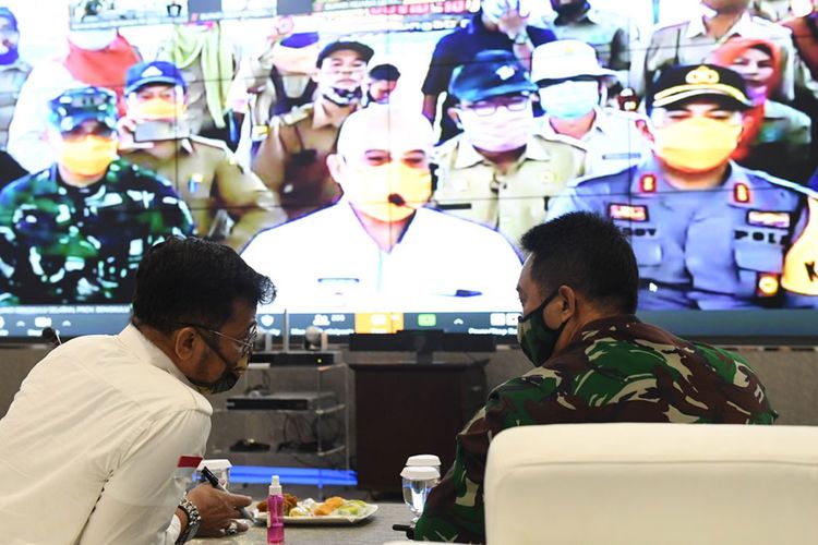 KSAD Jenderal TNI Andika Perkasa Bersama Mentan Syahrul Yasin Limpo saat menyaksikan panen raya 2020 melalui perangkat pusat data Agriculture War Room (AWR), Rabu (15/4/2020)
