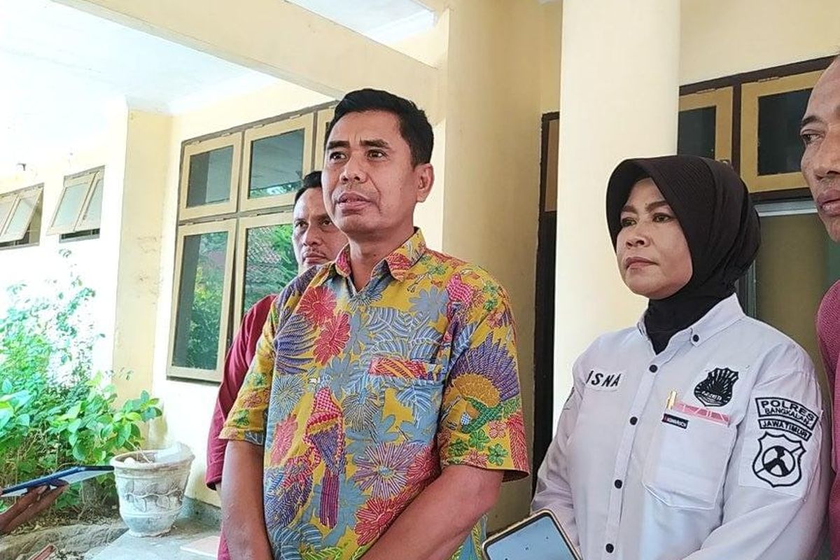 Kasatreskrim Polres Bangkalan, Ajun Komisaris Polisi Heru Cahyo saat menjelaskan kronologi duel menggunakan celurit di jalan raya, Kamis (9/11/2023). Kedua pelaku yang diduga kuat terlibat, sedang dalam pengejaran.