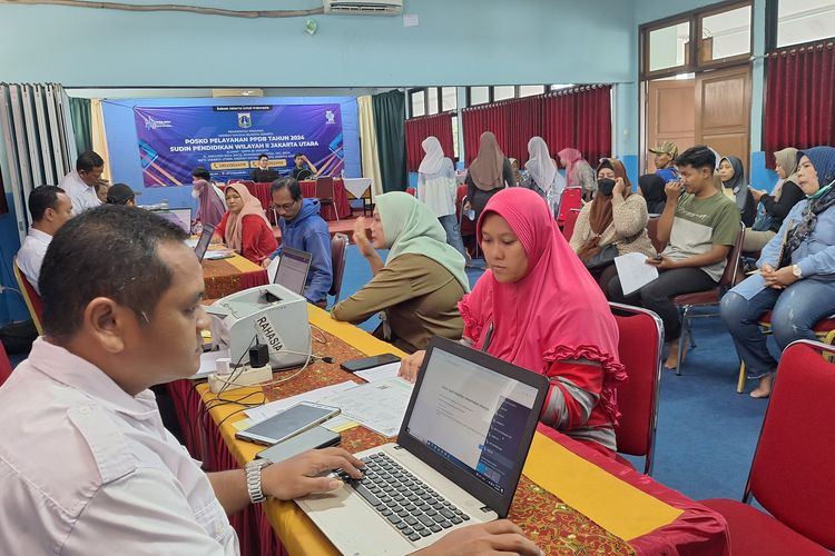 Sejumlah orangtua melakukan pelaporan terkait kendala PPDB jalur zonasi ke posko PPDB Wilayah II Jakarta Utara, Selasa (25/6/2024).