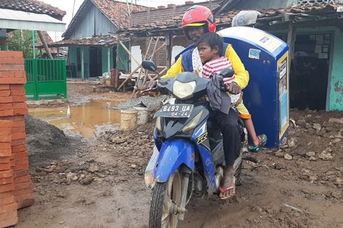 Tarmuji Jualan Roti Keliling Sambil Gendong Anak dengan Motor yang Remnya Blong