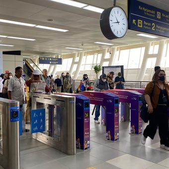 Gate tap-in dan tap-out penumpang yang akan naik LRT Jabodebek di Stasiun LRT Dukuh Atas. 