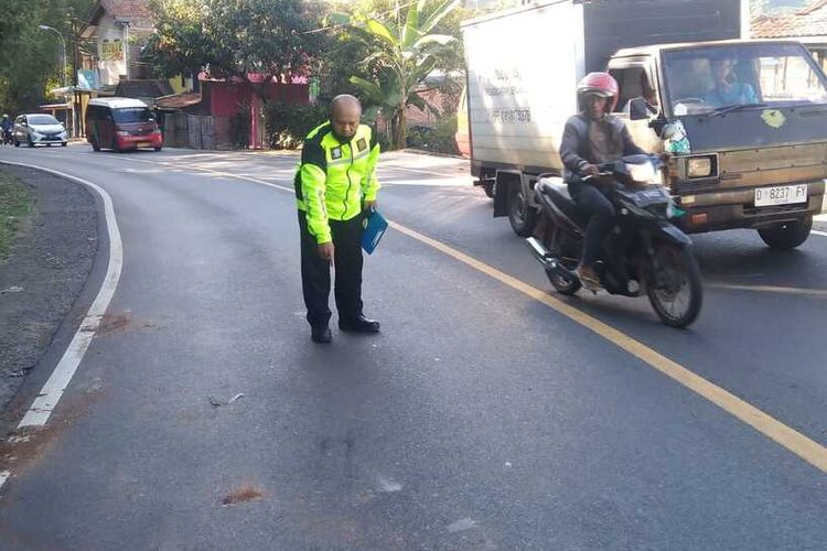 Lokasi tabrak lari yang menewaskan seorang pengendara sepeda motor, Jalan Raya Bandung-Cirebon, Jatinangor, Sumedang, Jawa Barat, Jumat (14/7/2023) pagi. 