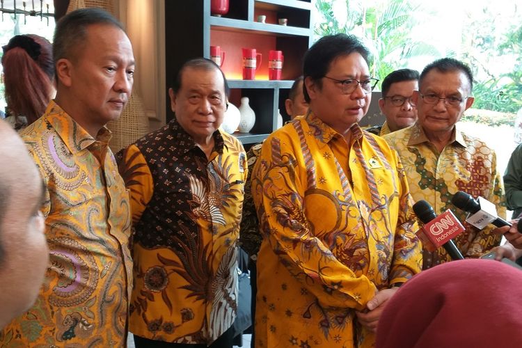 Ketua Umum Partai Golkar menyampaikan jalannya pertemuan dengan Kepala Polit Biro Hubungan Internasional PKC (Head of International Department Communist Party of China) Song Tao di Restaurant Jia Hotel Shangri-La, Jakarta, Sabtu (21/9/2019)