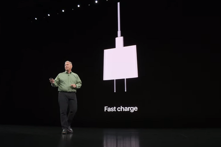 Philip W. Phil Schiller, Senior Vice President of Worldwide Marketing Apple saat memperkenalkan fast charging iPhone 11 Pro.