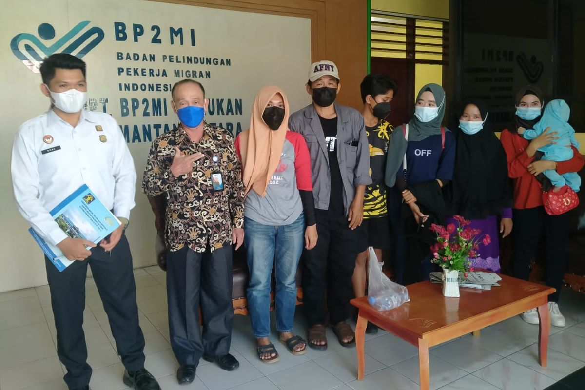 BP2MI Nunukan bersama para TKI yang pulang ke Indonesia melalui jalur darat Krayan perbatasan RI Malaysia. Mengapa Tenaga Kerja Indonesia TKI disebut sebagai pahlawan devisa?