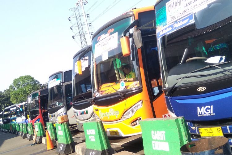 Terminal Kampung Rambutan, Jakarta Timur, Senin (18/6/2018). Kemenhub resmi menaikkan tarif bus AKAP kelas ekonomi jadi Rp 159 per km per penumpang.