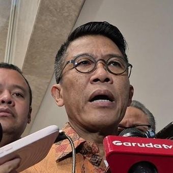 Ketua Komisi XI DPR RI Mukhamad Misbakhun saat mengumumkan Thomas Djiwandono terpilih menjadi Deputi Gubernur Bank Indonesia, di Gedung DPR RI pada Senin (26/1/2026).