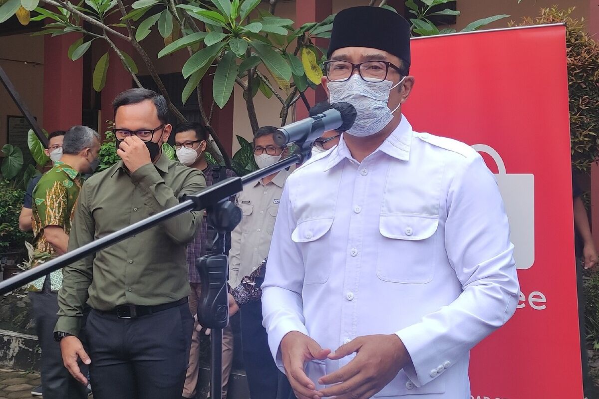 Gubernur Jawa Barat Ridwan Kamil saat memberikan keterangan usai menghadiri kegiatan kelas perdana program kurikulum bisnis digital di SMK Negeri 1 Kota Bogor, Selasa (11/1/2021).