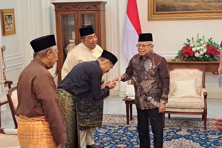Wakil Presiden Ma'ruf Amin menerima audiensi Dunia Melayu Dunia Islam (DMDI) Indonesia di Istana Wakil Presiden, Jakarta, Rabu (23/8/2023).
