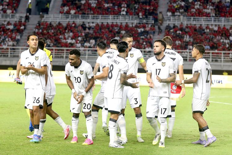 Pemain timnas Indonesia usai foto bersama jelang laga FIFA Matchday melawan Lebanon yang berakhir dengan skor 0-0 di Stadion Gelora Bung Tomo Surabaya, Jawa Timur, Senin (8/9/2025) malam.