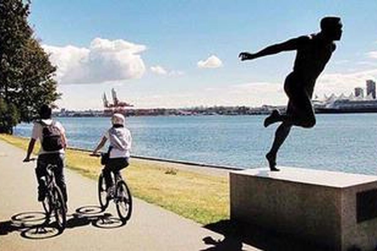 Suasana tenang di lintasan sea-wall Stanley Park, yang berbatasan dengan laut lepas. Jalur di sebelah kiri adalah untuk pengendara sepeda, sedangkan jalur sebelah kanan untuk pejalan kaki.